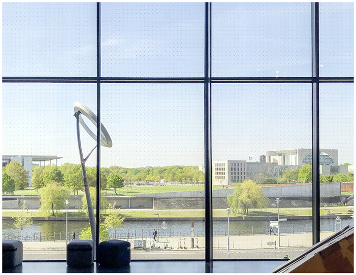 Seen bietet verschiedene Vogelschutzfilme an, auch zur Nachrüstung. Bei Isoliergläsern wird die Folie ­nachträglich i.d.R. auf Position 1 appliziert.