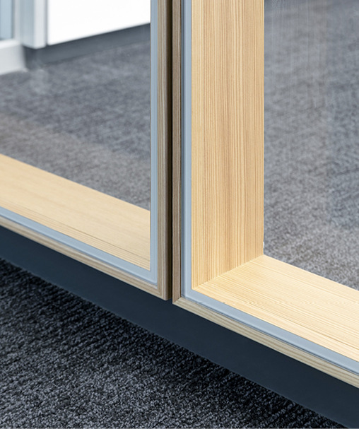 Verbaut sind Echtholz furnierte Tragrahmen mit 10 mm schlanken Holzleisten.