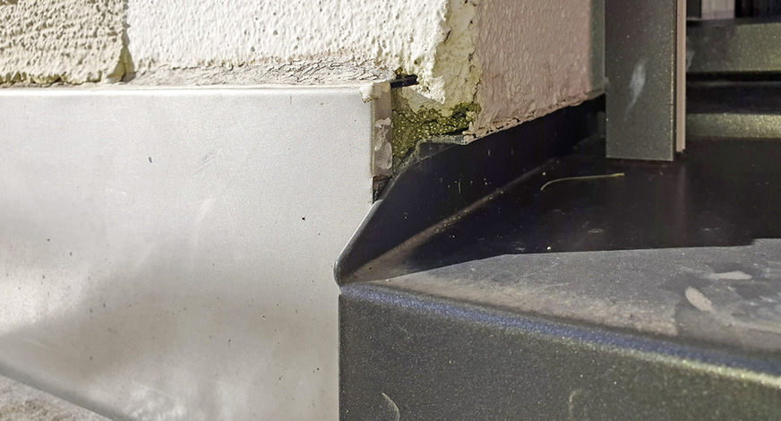 Ungenügende Schnittstellenplanung verschiedener Gewerke (Sockel, Fensterbank, Beschattung). Ungenügende bzw. fehlende Abdichtung zwischen Fensterbank, Abschlussprofil/Putzbord und WDVS als auch stirnseitig