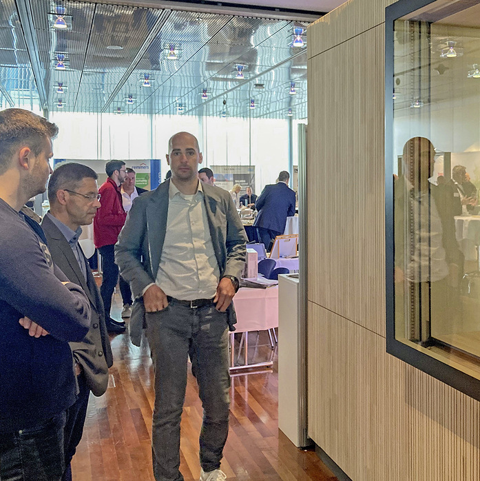 Die Teilnehmer tauschten sich in der lockeren Atmosphäre der gut besuchten Fachausstellung aus.
