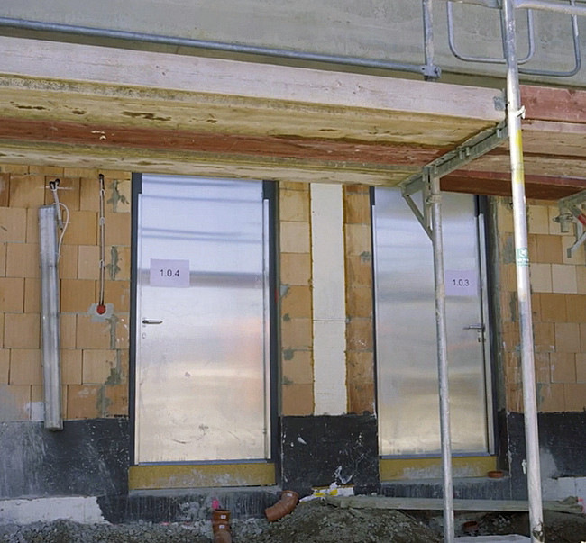 Schutz der Haustür durch einen Bauflügel