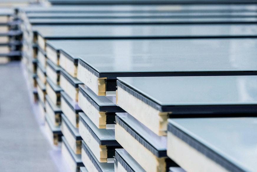 sedak gsp besteht aus einem 6 mm TVG, das mit einem konventionellen Sandwichpanel strukturell verklebt ist.