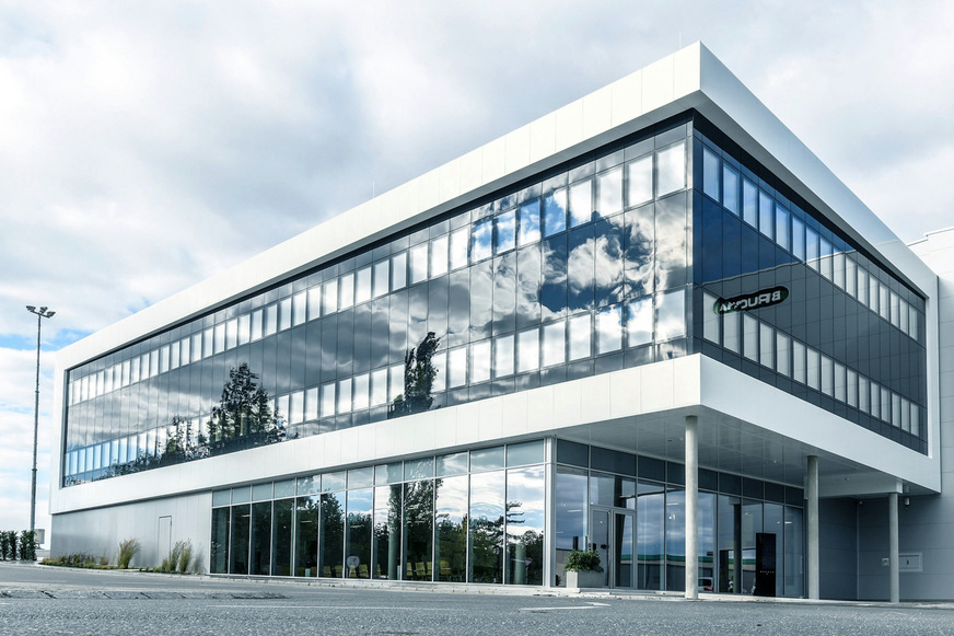 Elegantes Anwendungsbeispiel von sedak gsp: Die schwarze Glasfassade eines Büro- und Werksgebäudes.