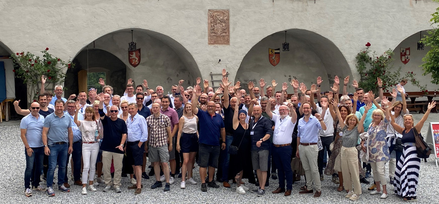 Gut gelaunte Mitglieder beim Jahrestreffen des Flachglas MarkenKreises im Salzburger Land.