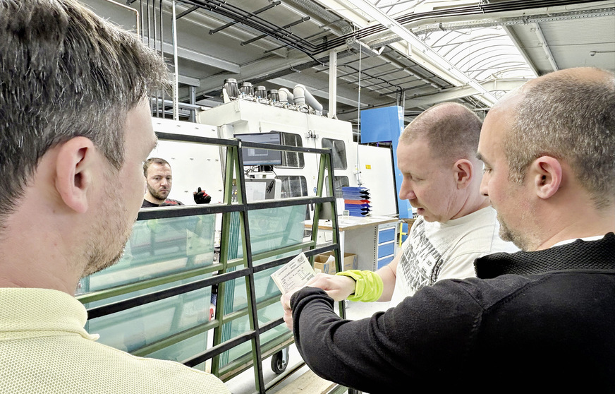 Die beiden Brüder Andreas jun. (l.) und Thomas Herzog (r.) beim Gespräch mit den Mitarbeitern in der Produktion.