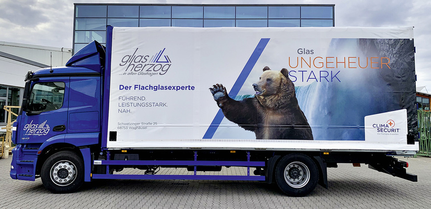 Die Transporter der eigenen Lieferflotte erzeugen Aufmerksamkeit auf der Straße.