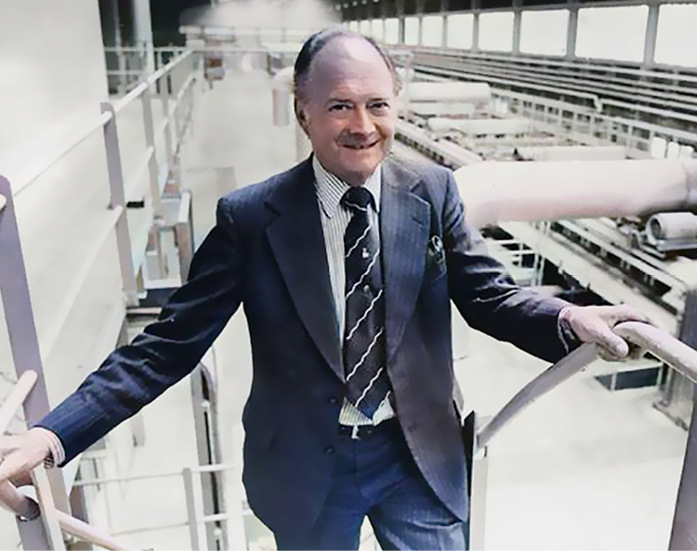 Mit seinem Floatverfahren revolutionierte Sir Alastair Pilkington in den 1950er die Herstellung von Basisglas.