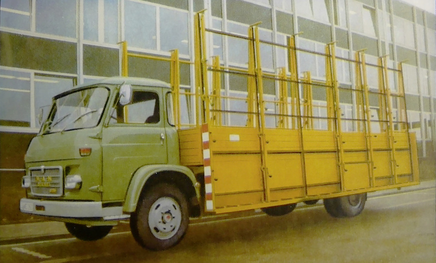 Damals Hightech-Fahrzeuge, heute Oldtimer-Klassiker. Dennoch, das Prinzip des Glasreffs sowie das von Branchenfahrzeugen mit Hebetechnik als Lade- und Montagehilfe ist auch heute zeitgemäß.