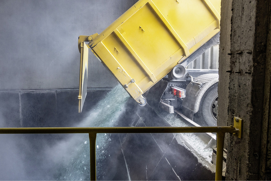Tropfen auf den heißen Stein: Bis zu 20 000 t rückgebautes Fassadenglas pro Jahr will Saint-Gobain Glass mit dem Recycling Partner Ragn-Sells in die Produktion von CO2-reduziertem Glas einfließen lassen.