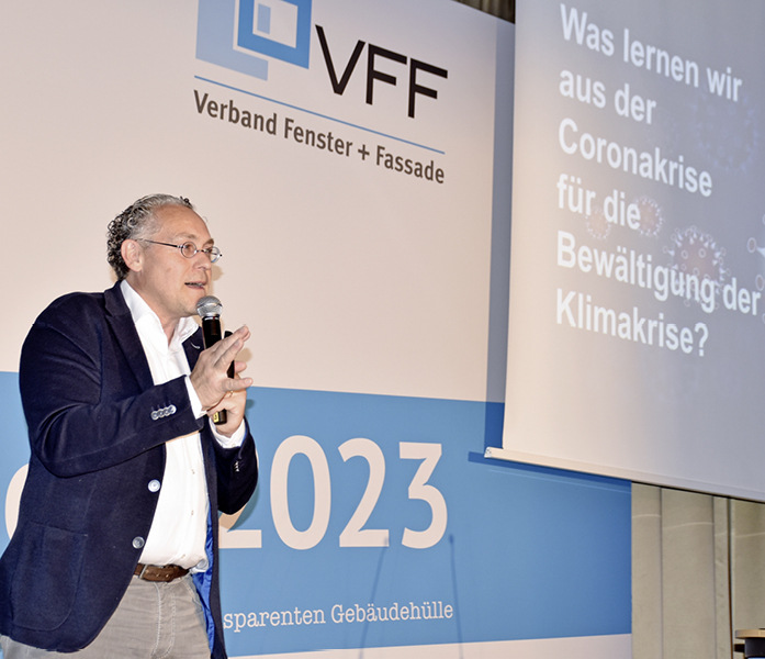 Frank Böttcher zeigt, wie sich Extremwetter auswirkt.