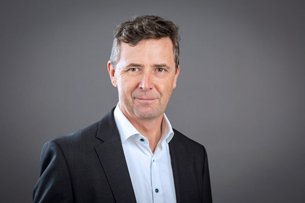 Manfred Heissenberger, CEO Sattler SUN-TEX GmbH will mit dem Slogan „thinking highTEX“ die Bemühungen von Sattler unte­rstreichen.