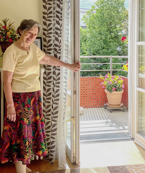 „Dass der Boden hier so glatt ineinander übergeht, das ist prima“, erklärt ­Bewohnerin Anni Topel. „Mein Balkon bedeutet für mich Freiheit.“