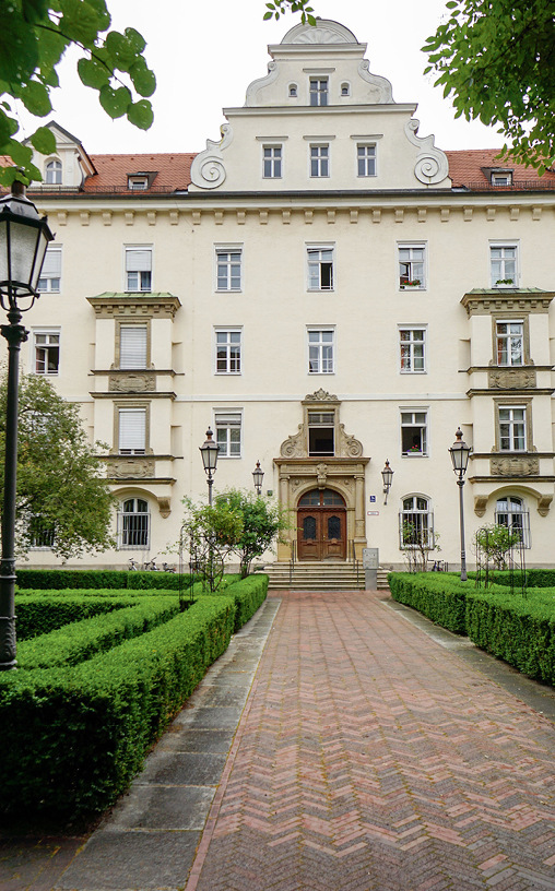 Das denkmalgeschützte Mathildenstift in München