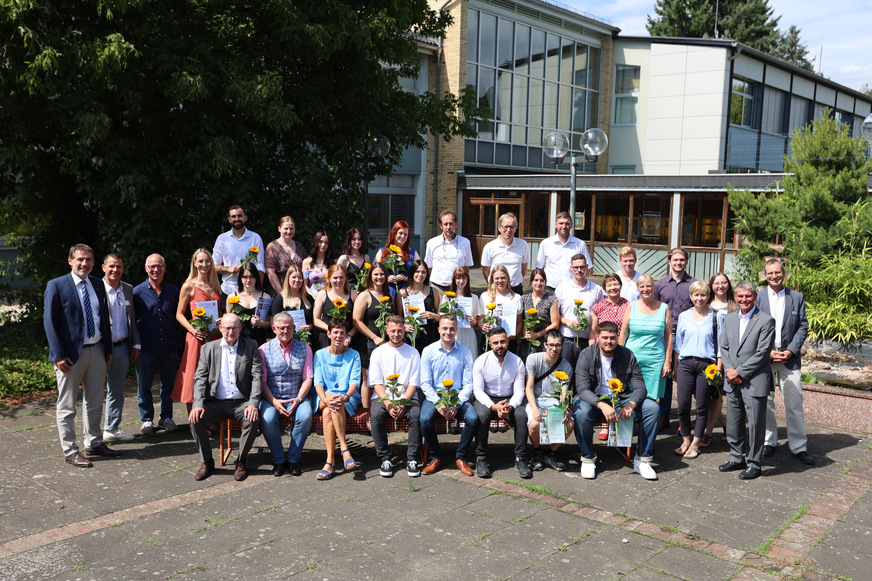 Die Abschlussklassen 2023 der Staatlichen Fachschule Weilburg-Hadamar.