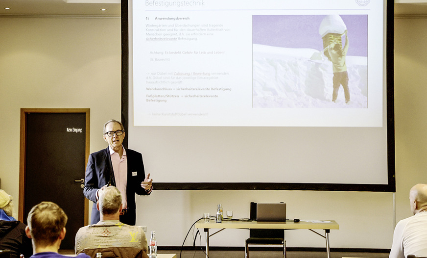 Peter Ertelt, 1. Vorsitz­ender des Bundesverbandes Winter­garten e. V., während ­einer Schulung für ­Monteure bei der ­Firma al bohn in ­Sinsheim.