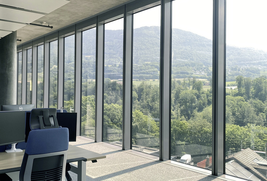 Die Flüssigkristall-Sonnenschutzgläser ermöglichen zu jeder Zeit für die Gebäudenutzer den freien Blick nach draußen.