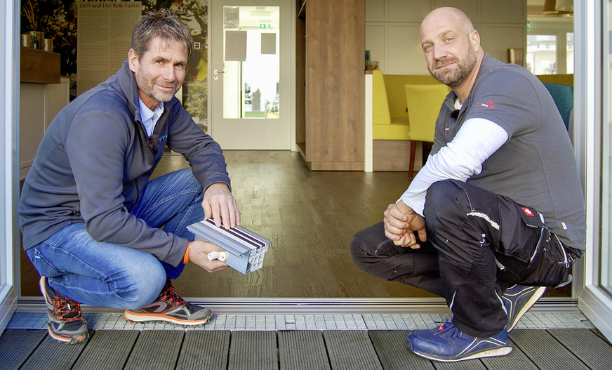 Siegfried Stecker (li.), Projektleiter und Prokurist bei STIBI Fenstertechnik in Hurlach, und Haustechniker Jörg Martin vom BRK-Mehrgenerationencampus in Gauting: Die Magnet-Nullschwelle von Alumat fügt sich stringent in das hochwertige Ausstattungskonzept der Einrichtung ein, bei dem sich die Verantwortlichen an Hotels orientierten.