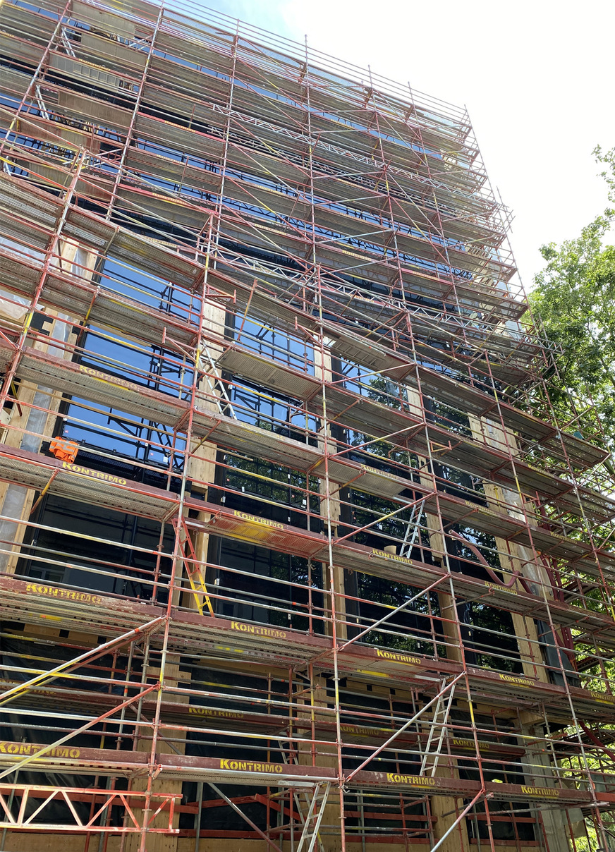 Aus Gründen der Nachhaltigkeit bleibt die bestehende Betonstruktur des Gebäudes erhalten. Davor setzten die Architekten eine neue Fassade in CLT-Holzbauweise, die dank großzügiger Verglasung mit eyrise s350 dynamisch schaltbaren Sonnenschutzgläsern viel Tageslicht ins Innere bringt.