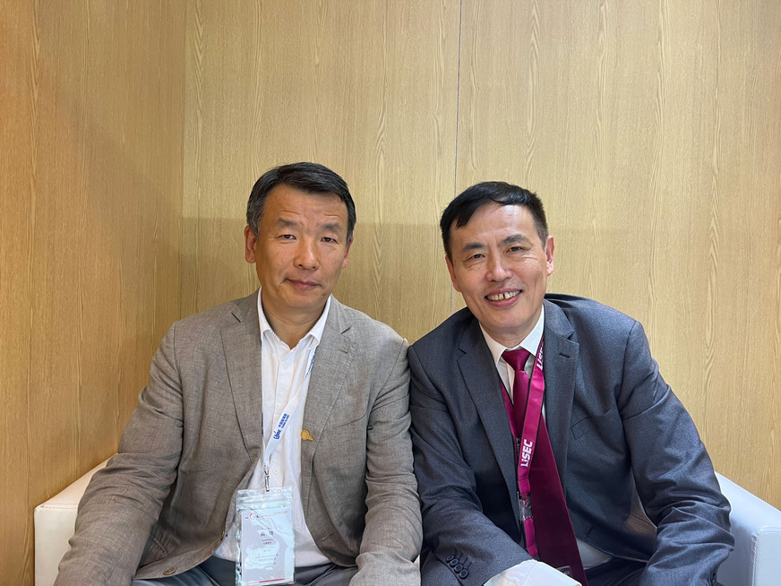 Qi Gao, CEO von North Glass (l.) mit Chi Qiao, dem Head des Lisec HUB. China