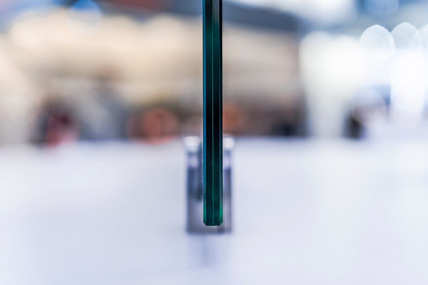 Mit nur 8 mm beträgt die Dicke von Fineo-Glas weniger als ein Drittel eines Standard 2-fach-Isolierglases.
