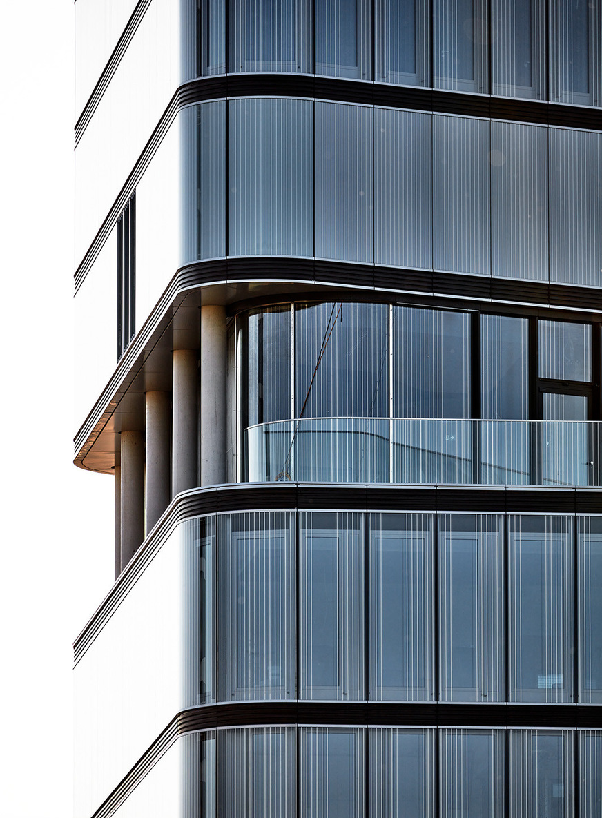 Das Fassadenglas Ornilux design lines und sunlite grey: Verringert Vogelschlag, senkt den Energieeintrag und maximiert den Tageslichteintrag