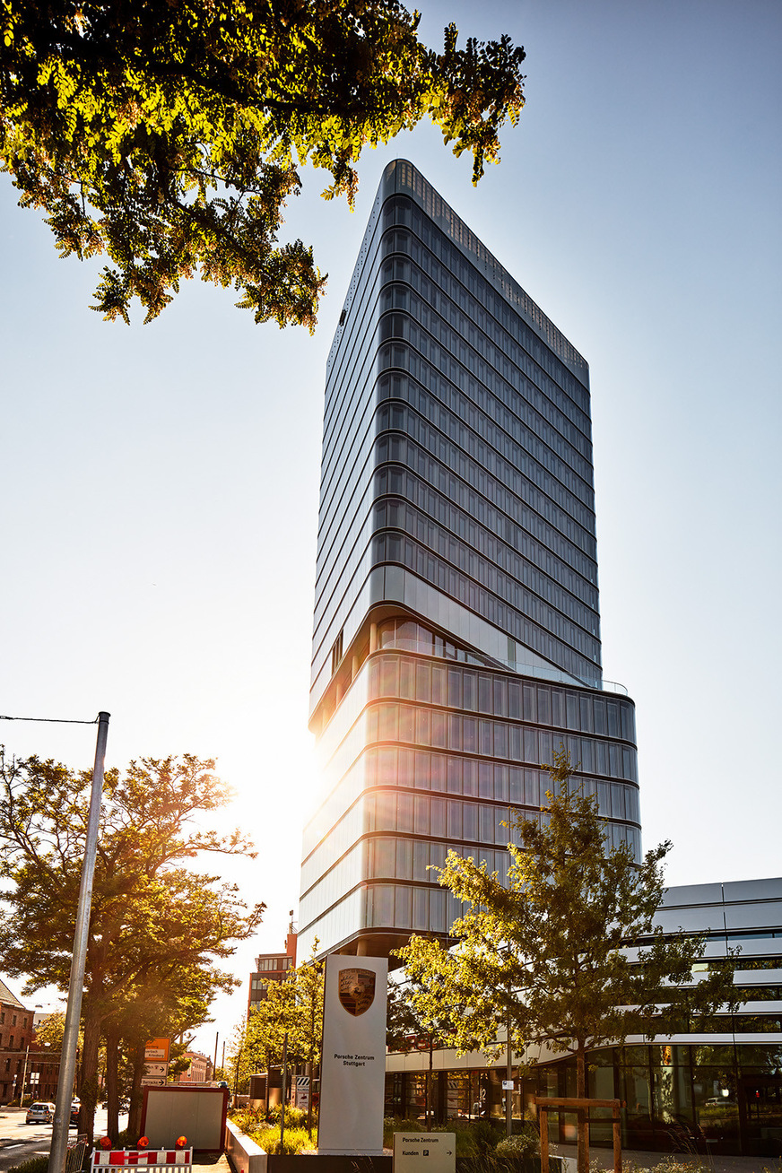 Bei dem neuen, 90 m hohen Porsche Tower wurde das Vogelschutzglas Ornilux design lines verbaut.