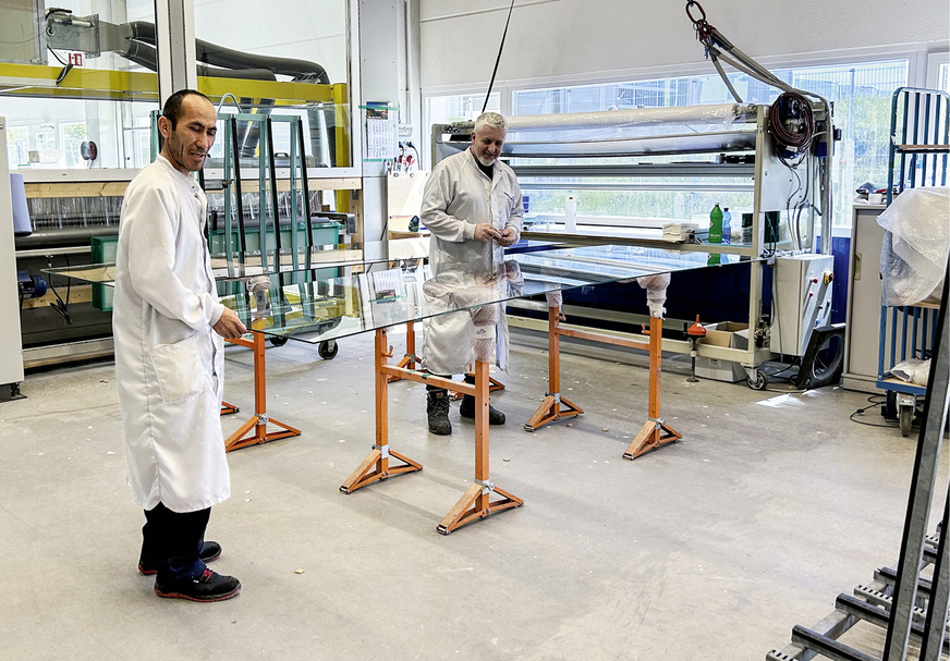 ﻿Die VSG-Spezialisten von Reli-Glas im Reinraum im Werk2