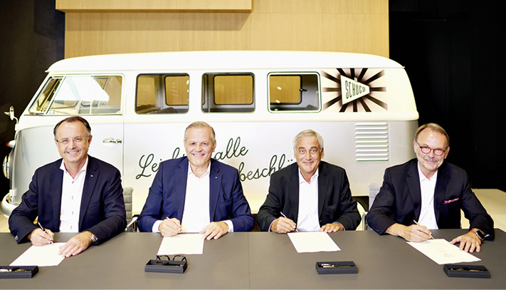 (v.l.) Dr. Walter Stadlbauer und Andreas Engelhardt, COO/CTO und persönlich haftender Gesellschafter von Schüco, unterzeichnen gemeinsam mit Lázló Kálmán, Geschäftsführer Metallinvest Holding GmbH, und Reiner Bachnick, Geschäftsführer RSFB Technologie GesmbH & AWB Aluminiumwerk Berlin GmbH, die Vertragsdokumente im Schüco Welcome Forum in Bielefeld.
