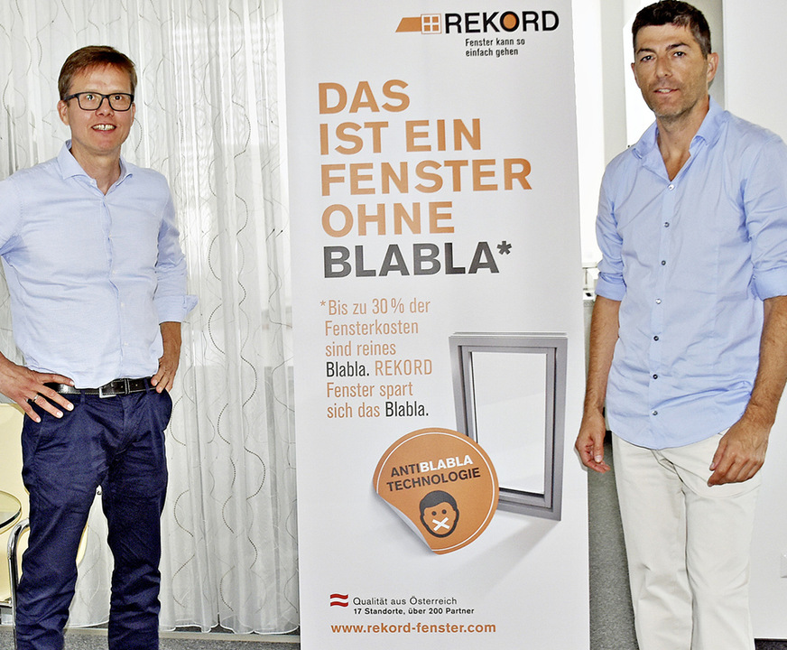 „Das Fenster ohne bla bla“, die Medienkampagne von Rekord. Die Details erläuterte Armin Strussnig (r.) in Villach GW-Chefredakteur Daniel Mund.