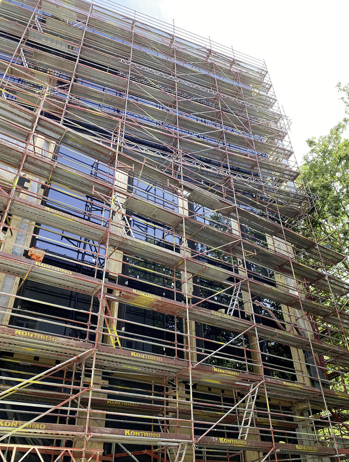 Aus Gründen der Nachhaltigkeit bleibt die bestehende Betonstruktur des Gebäudes erhalten. Davor setzten die Architekten eine neue Fassade in CLT-Holzbauweise, die dank großzügiger Verglasung mit eyrise s350 dynamisch schaltbaren Sonnenschutzgläsern viel Tageslicht ins Innere bringt.