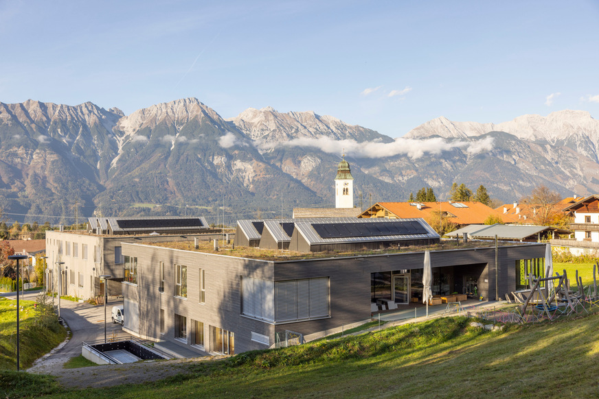 Die nach Süden ausgerichteten Rücken der Sheddach-Konstruktionen wurden mit Photovoltaik-Modulen belegt, um den energetischen Fußabdruck des Schulkomplexes so gering wie möglich zu halten.