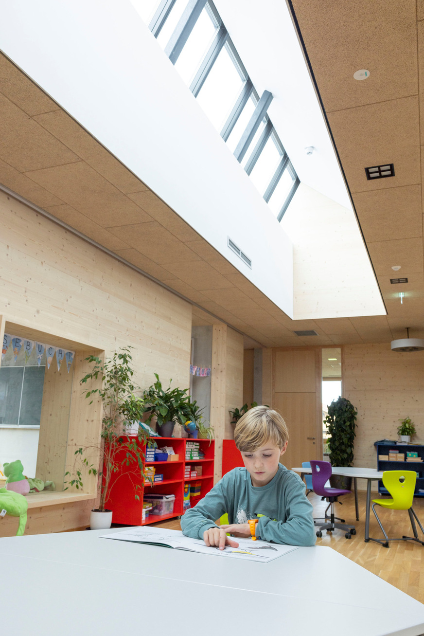 Die Ausrichtung der Lichtbänder nach Norden ermöglicht hellen Bereiche zum Spielen, Lesen und Arbeiten mit gleichbleibender, optimaler Tageslicht-Beleuchtung.