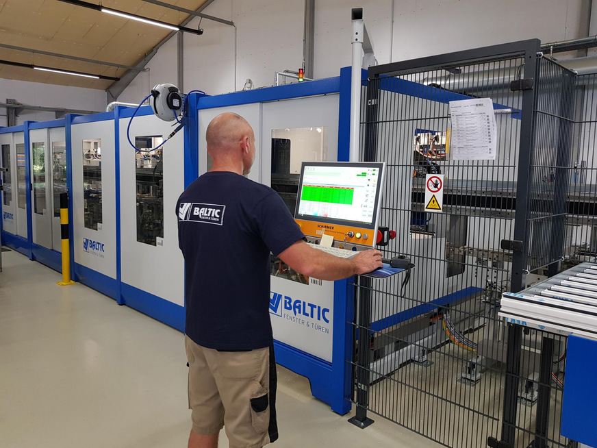 Einen Wertezuwachs verbucht die Baltic Fenster GmbH, Langenhorn, nachdem sie ein neues BAZ in Betrieb genommen hat. Die exakt auf die Baltic-Produktkonfiguration abgestimmte Anlage kommt von der Schirmer Maschinen GmbH, Verl.