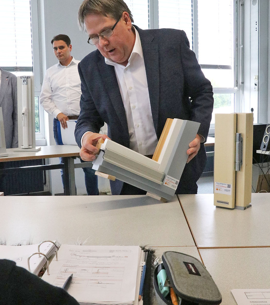 Bernd Feldmann, Produktionsleiter bei Wigger Fenster + Fassaden in Rosendahl, erläuterte die Besonderheiten eines Holzfensters.