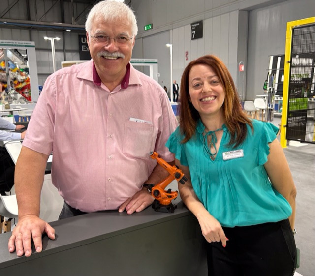 Michela Lattuada mit Roboter-Spezialist&nbsp;Jochen Günther von Knittel