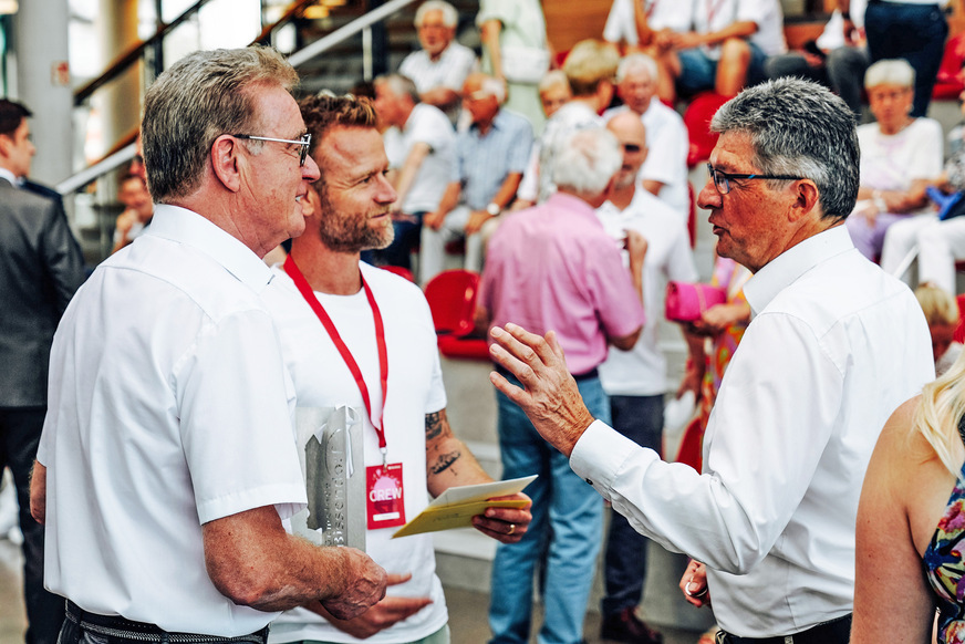 Firmengründer Herbert Holtgreife und sein Nachfolger und Sohn Stefan Holtgreife (m.) im Gespräch bei der offiziellen Feststunde.