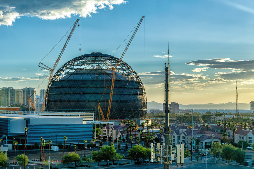 Das neue Eventcenter The Sphere in der Casinostadt Las Vegas wird Ende September eröffnet. In der Kugelkonstruktion sind Isoliergläser in Form von Parallelogrammen integriert, die mit der Warmen Kante von H.B. Fuller | Kömmerling ausgerüstet sind.