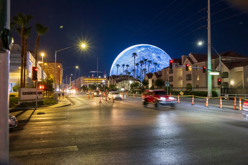 Mit 112 m Höhe und 157 m Breite ist „The Sphere“ die größte Kugelkonstruktion der Welt.