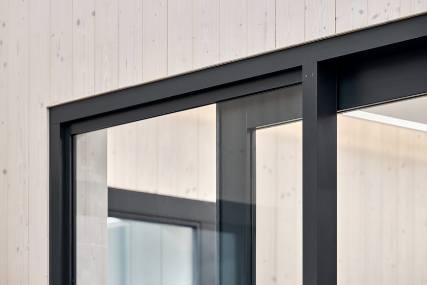 Die Holzrahmenkonstruktion mit einer Füllung aus Schallschutzglas erreicht eine Schalldämmung von Raum zu Raum von rund Rw 39 dB.