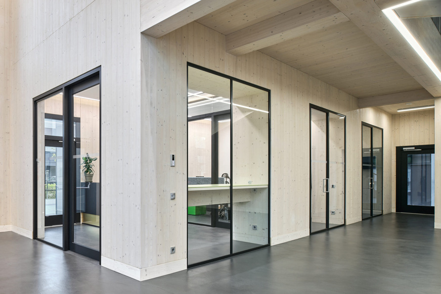 Nach den Vorgaben der Architekten und den Wünschen des Bauherrn entstanden in dem Büroneubau der Kostner-Unternehmensgruppe transparente und zugleich dicht schließende Türelemente, die sich flexibel öffnen und schließen lassen.