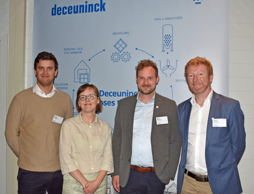 Stellten die Nachhaltigkeitsentwicklungen und die Investitionen in das Recyclingwerk vor: v.l.: Emile Coene (PVC Feedstock Lead Deceuninck), Celine de Waele (Group Sustainability Manager Deceuninck), Baart Peters (Chief Marketing & Communications Officer Deceuninck) und Dries Moors (CTO / COO Deceuninck)