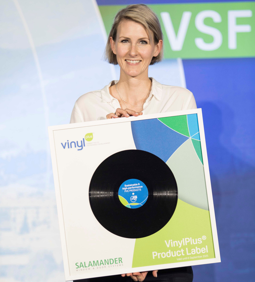 Charlotte Röber, Geschäftsführerin vom europäischen Verband EPPA in Brüssel, hat die Auszeichnung in Vertretung der Salamander Geschäftsführung beim VinylPlus Sustainability Forum in Florenz entgegen genommen.