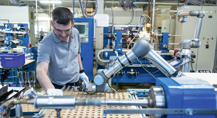 Nach erfolgreich abgeschlossener Risikobeurteilung können Mensch und Cobot Seite an Seite arbeiten.