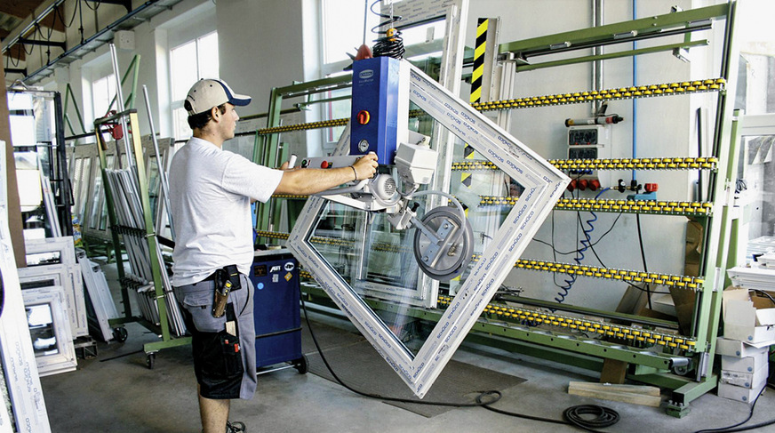 Die Drehfunktion ermöglicht die Rotation um 90 Grad und ermöglicht das ergonomische Umsetzen und Ablegen der fertigen Fenster.