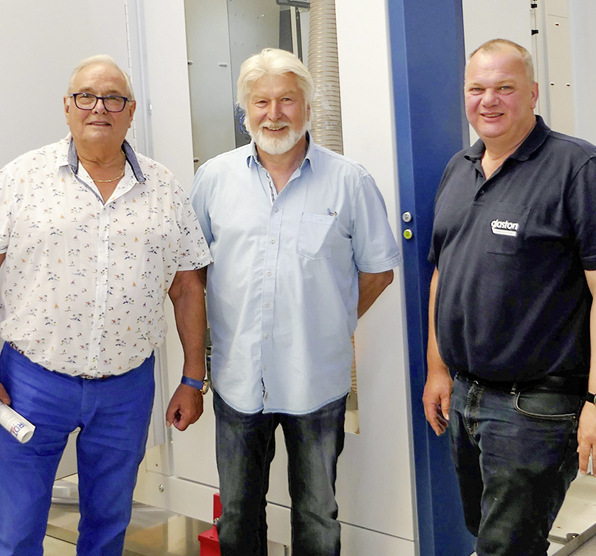 v. l.: Die Veteranen Jürgen Arnold und Walter Böhm mit Elmar Volkert, Leiter Service Isolierglas.