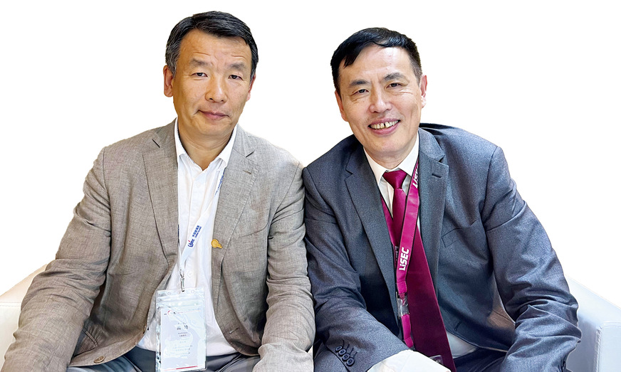 Qi Gao, CEO von North&nbsp;Glass (l.) mit Chi&nbsp;Qiao, dem Head des Lisec HUB. China