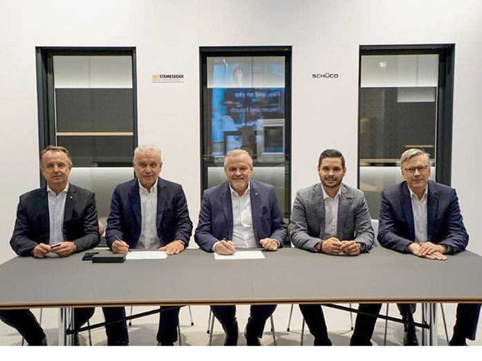 v.l.: Dr. Walter Stadlbauer (CTO/COO von Schüco), Edgar Stemeseder, Andreas Engelhardt (Schüco-CEO), Thomas Stemeseder (CEO Stemeseder GmbH) und Philipp Neuhaus (CFO von Schüco) bei der Vertragsunterzeichnung. Dr. Walter Stadlbauer: „Unsere Kunden haben dadurch die Möglichkeit, ihre Wertschöpfung pro Element deutlich zu erhöhen. Das steigert Umsatz und Wirtschaftlichkeit!“.
