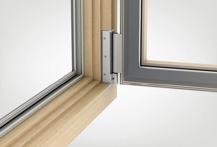 Das Design der Bandseite beeindruckt durch seine hochwertige Anmutung. Im Standard wird sie mit silbern pulverbeschichteter Oberfläche produziert. Auf Wunsch kann sie auch in einer RAL-Farbe geliefert werden. Eingesetzt werden kann die Bandseite an Holz-Drehkipp-Fenstern (auch mit Aluminiumschale) bis 200 kg Flügelgewicht und an Holz-Dreh-Fenstern (auch mit Aluminiumschale) bis 300 kg Flügelgewicht.