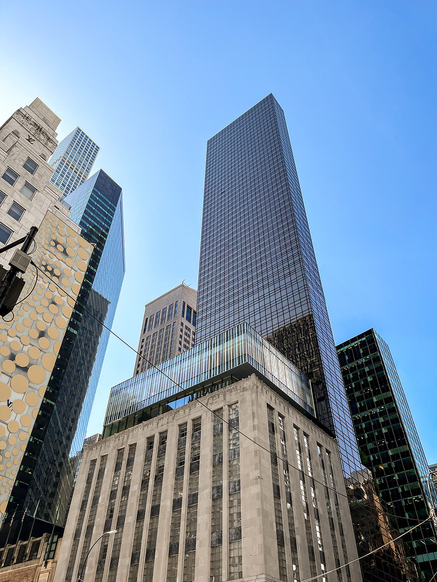 Für den neu gestalteten Flagship Store von Tiffany & Co., der nun den Namen „The Landmark“ trägt, setzte seele den Erweiterungsbau auf Ebene 8 bis 10 um.