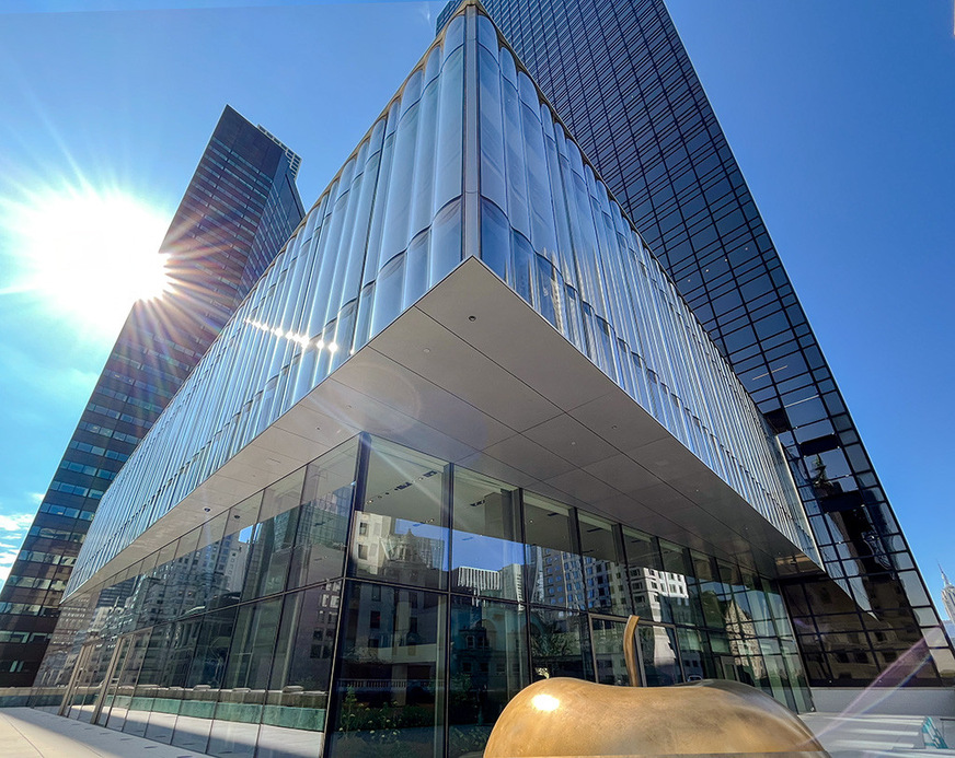 Und für die Fassaden vom 8. und 9. Stock wurde ein Pfosten-Riegel-System gewählt. Bei dem gewellten Fassadenabschnitt darüber kam eine Elementfassade zum Einsatz. Und&nbsp;bei dem 